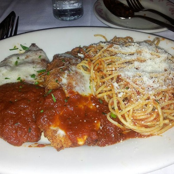 Magianos boston Welcome to Maggiano's Chicago, located in downtown Chicago on the corner of Clark & Grand. Maggiano's seat dining room is a quick trip from the Water Tower Mall, Navy Pier & the Art Museum.