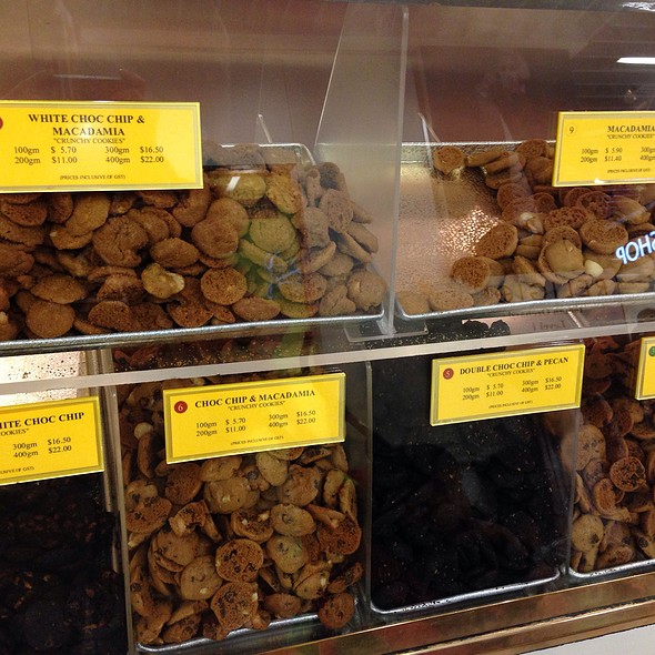 Homemade recipe, Homemade taste™ Famous Amos Cookies, Chocolate Chip, 2 oz Snack Pack, 36/Carton - 1 Each See more like this Famous Amos Chocolate Chip Cookies oz Each 2 Boxes Free Priority Shipping Brand New.